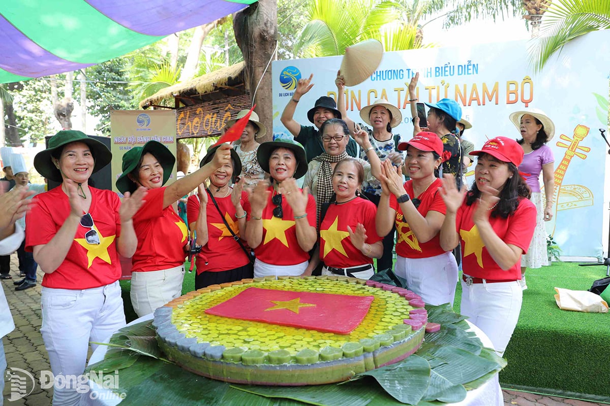 Tourists visit Buu Long Tourist Area (Bien Hoa City). Photo: Ngoc Lien