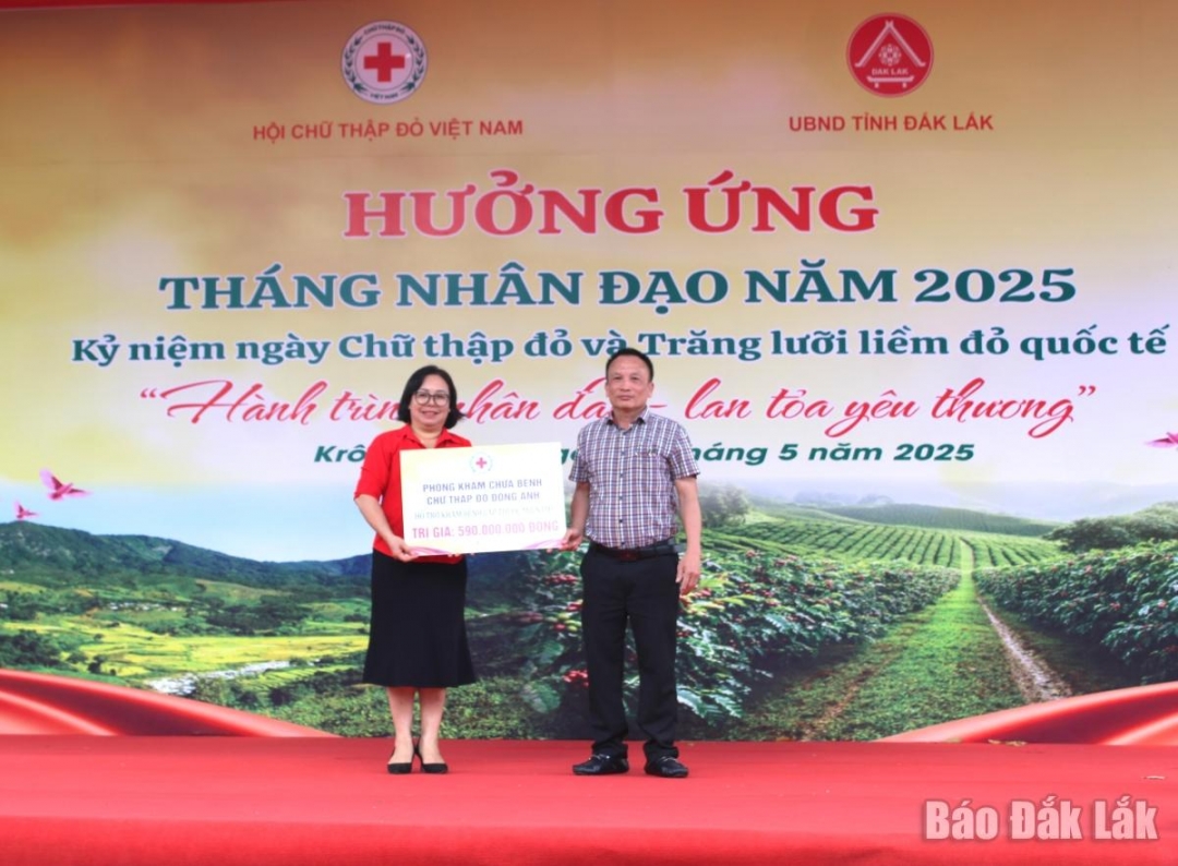 Leaders of Dong Anh Red Cross Clinic (Hanoi) presented a symbolic board of support to the Dak Lak Provincial Red Cross Society.