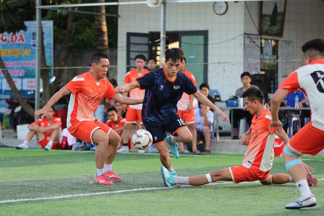 Khánh Hòa: Sôi nổi giải bóng đá chào mừng 50 năm đất nước thống nhất - Ảnh 1.