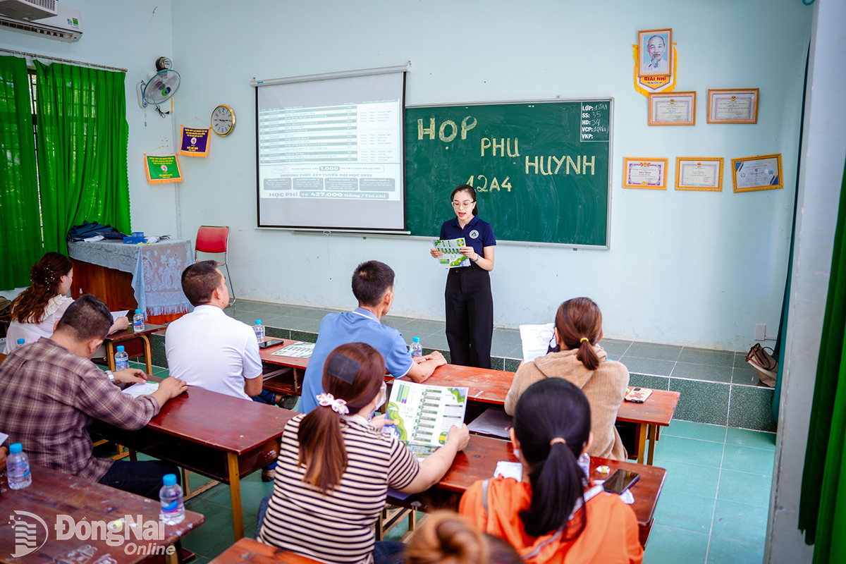 Giáo viên chủ nhiệm lớp 12, Trường THPT Lâm nghiệp Đồng Nai (huyện Trảng Bom) thông tin đến phụ huynh kế hoạch thi tốt nghiệp của học sinh. Ảnh: Đức Phú