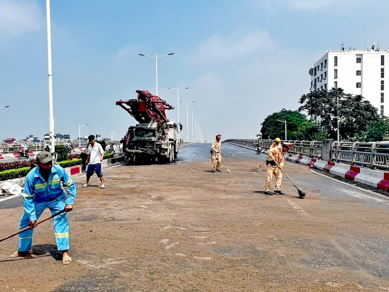 Trên đường tuần tra, CSGT xử lý vết dầu loang giúp dân đi lại an toàn -0