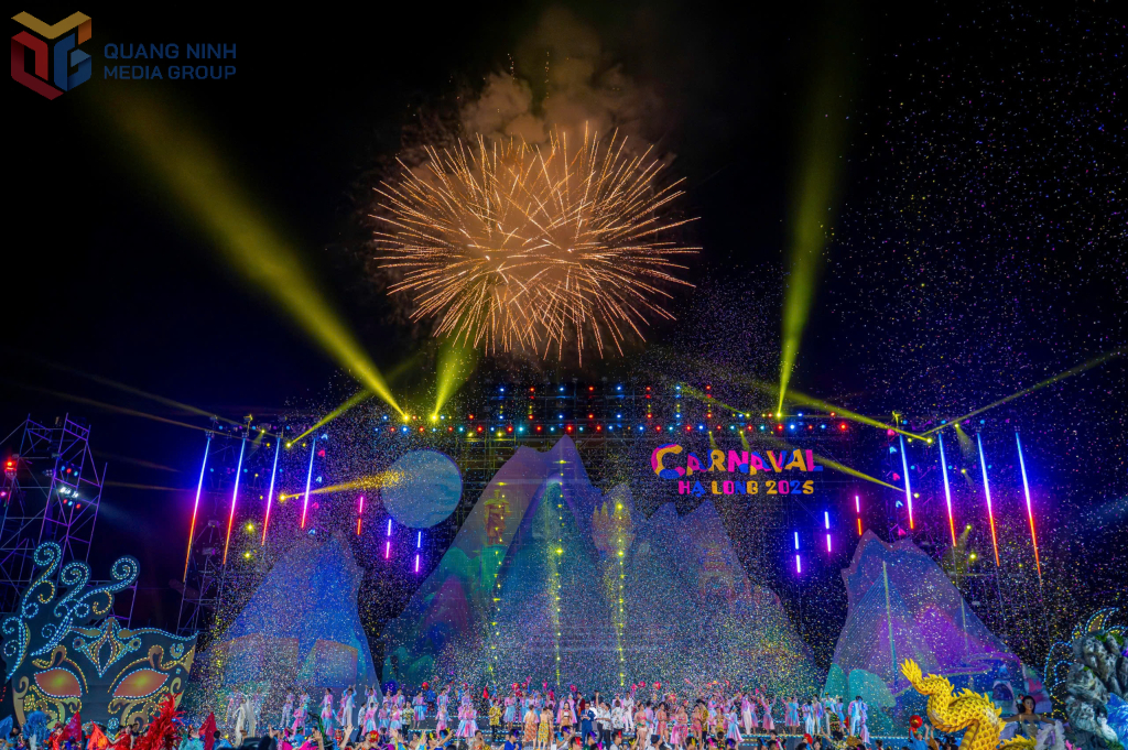 The 2025 Ha Long Carnival fireworks display is colorful and full of emotions.