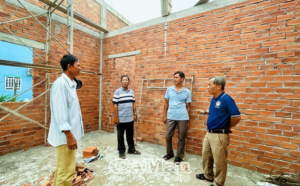 The Association of War Veterans of Tac Van commune organized a visit and inspected the construction progress of the Comrades' house of Mr. Tran Van Ut Het (second from right).
