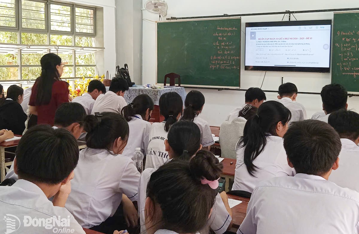 Giáo viên Trường trung học phổ thông Xuân Thọ
(huyện Xuân Lộc) ôn thi tốt nghiệp trung học
phổ thông miễn phí cho học sinh. Ảnh: CÔNG NGHĨA