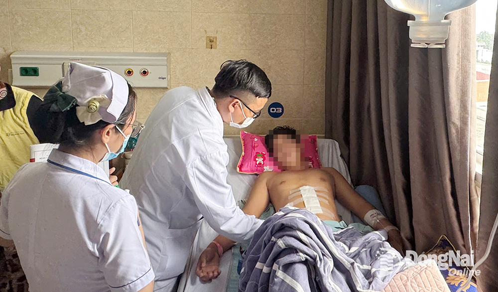Sau ca mổ, anh C. đã ổn định sức khỏe nhưng vẫn sợ hãi do tai nạn bất ngờ. Ảnh: Bích Nhàn