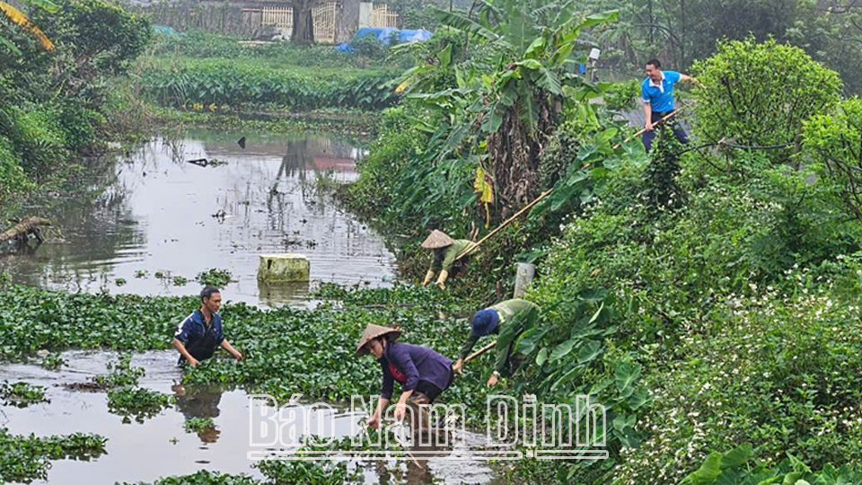 Farmers' association members participate in environmental sanitation and dredging.