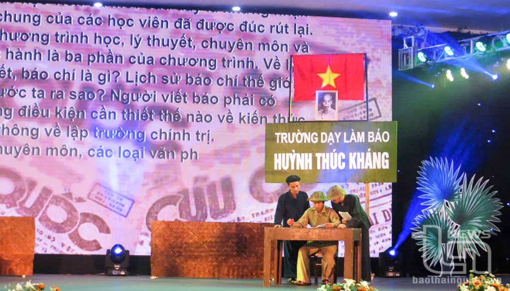 Hoạt cảnh tái hiện hình ảnh khóa đào tạo bồi dưỡng báo chí cách mạng tại “Trường dạy làm báo Huỳnh Thúc Kháng”.
