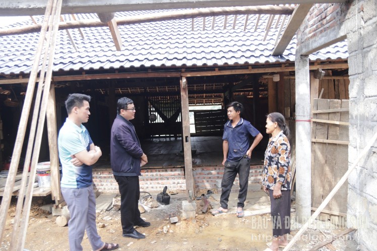 Autrefois vivant dans la zone présentant le plus grand risque de glissements de terrain de la province, 9 ménages de 41 personnes du hameau de Coc Sau, village de Ban Chau, commune de Luong Nang (district de Van Quan) ont maintenant déménagé dans un nouvel endroit et ont construit des maisons plus sûres et plus stables.