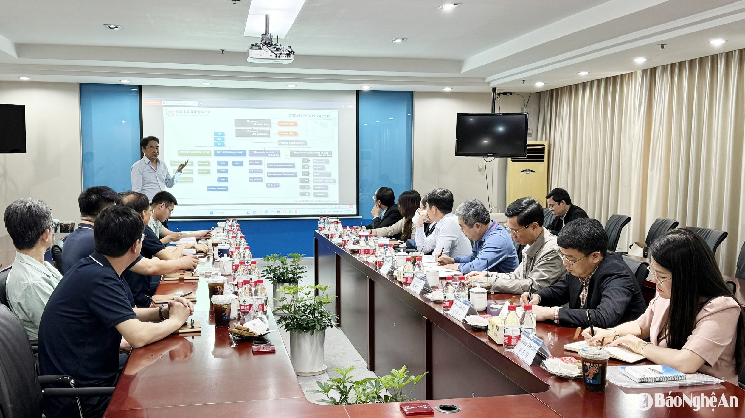 សមមិត្ត Bui Thanh An រូបថតនៃដំណើរទស្សនកិច្ច និងធ្វើការជាមួយ Radiant Group