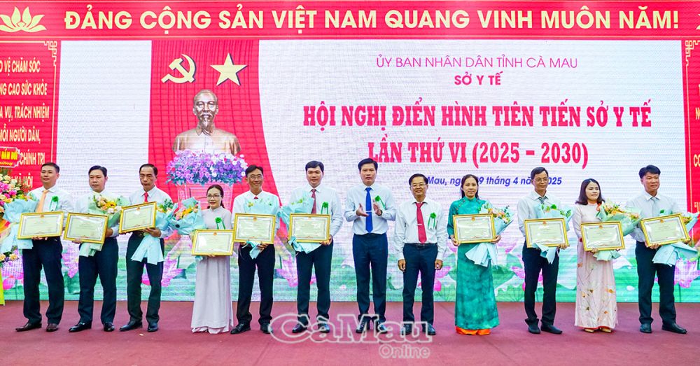 20 collectives and 202 individuals received certificates of merit from the Chairman of the Provincial People's Committee for their outstanding achievements in performing their tasks from 2023-2024.