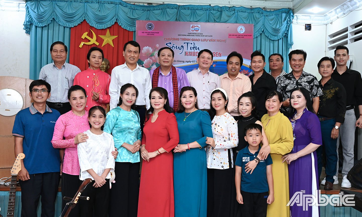Artists from Tien Giang and Dong Thap took souvenir photos at the exchange.