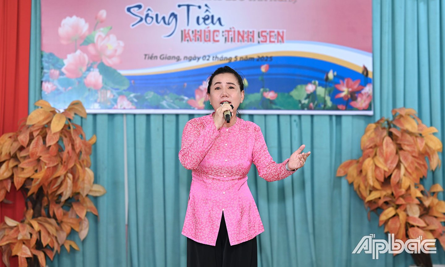 Meritorious Artist Hai Yen with the song 
