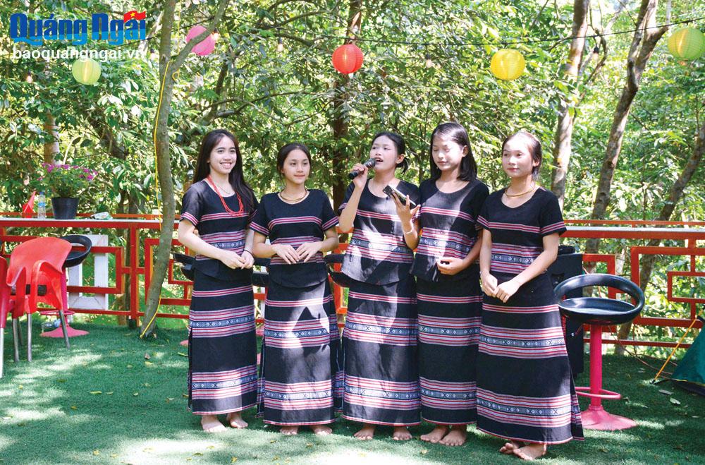 Hre girls from Ba To district sing folk songs at Suoi Chi Eco-tourism Area, in Hanh Tin Dong commune (Nghia Hanh).