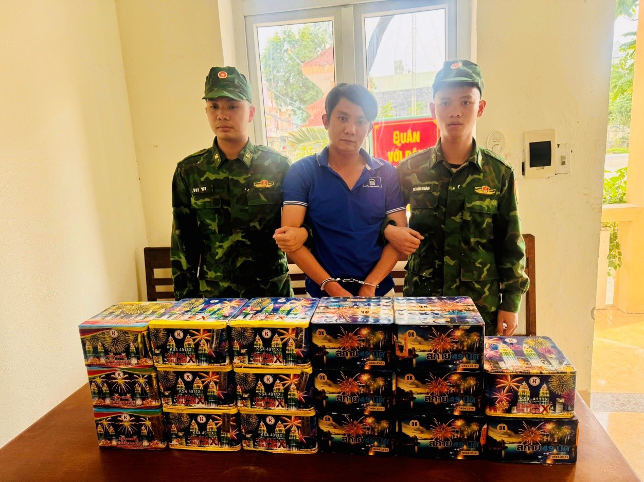 Officers and soldiers of Phu Loc Border Guard Station arrested a subject transporting illegal fireworks. Photo: BA VINH