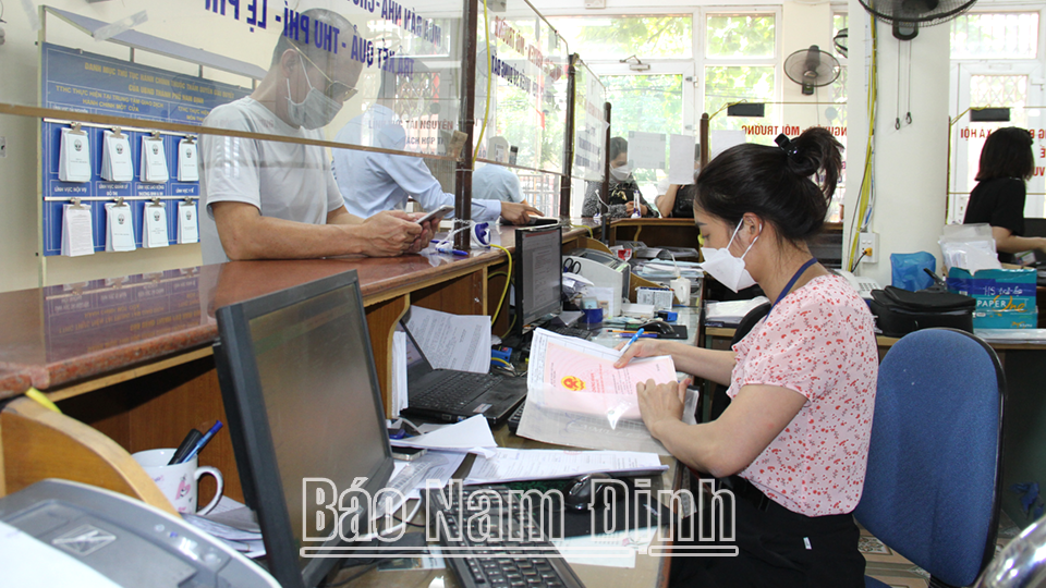 Trung tâm Giao dịch hành chính một cửa thành phố Nam Định giải quyết thủ tục hành chính phục vụ nhân dân.