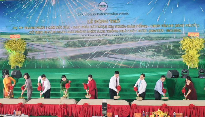 Lãnh đạo tỉnh Bình Phước thực hiện nghi thức động thổ xây dựng Dự án cao tốc Gia Nghĩa - Chơn Thành