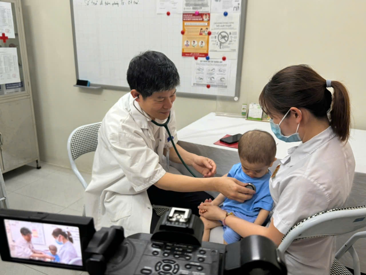 Assoc.Prof.Dr.Nguyen-Sinh-Hien-Director-of-Hanoi-Heart-Hospital-Directly-Examines-Children-Receiving-Care-At-Hanoi-Social-Protection-Center-No.3.-Anh-Mai-Hoa.jpg