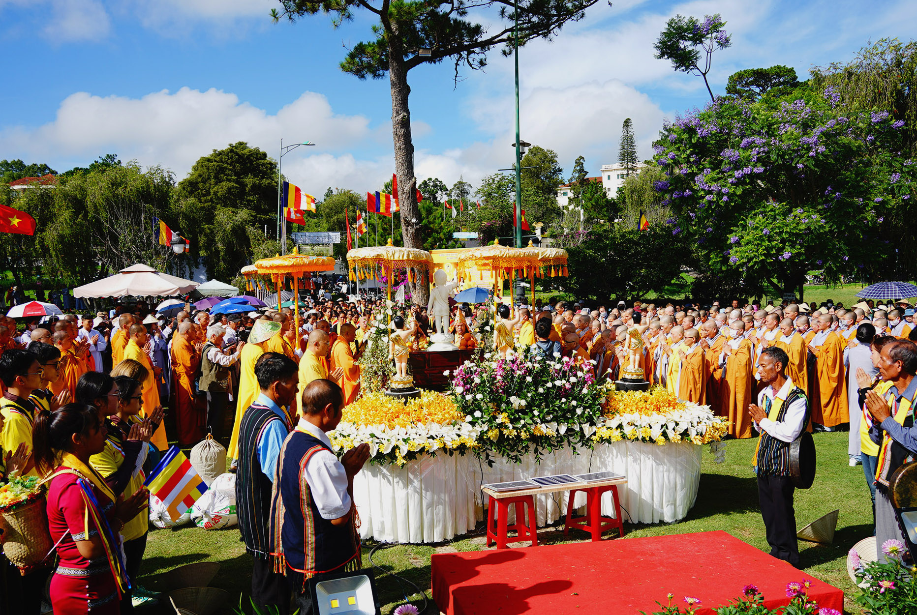 ពិធីបុណ្យចម្រើនព្រះជន្មរបស់ព្រះពុទ្ធ - ងូតទឹក - បួងសួងសុំសេចក្តីសុខ