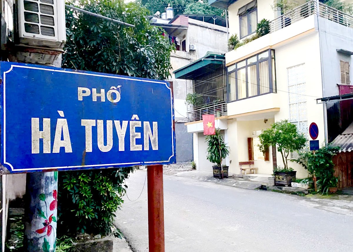 មានផ្លូវមួយឈ្មោះថា Ha Tuyen ក្នុងទីក្រុង Ha Giang ដែលរំលេចនូវអនុស្សាវរីយ៍ជាទីគោរពជាច្រើន។  