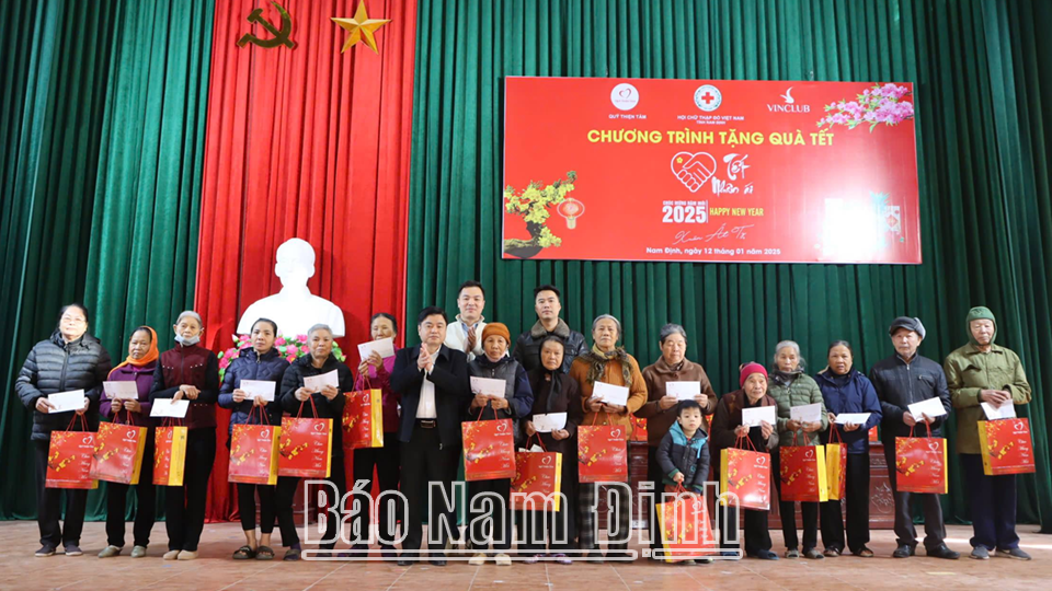 សមាគមកាកបាទក្រហមស្រុក Nghia Hung សហការជាមួយអង្គការ អង្គភាពនានា ប្រគល់អំណោយ Tet At Ty ឆ្នាំ 2025 ដល់ប្រជាជនដែលជួបការលំបាកនៅក្នុងស្រុក។