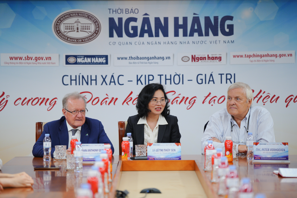 Hai chuyên gia quốc tế hàng đầu đến thăm và làm việc tại Thời báo Ngân hàng