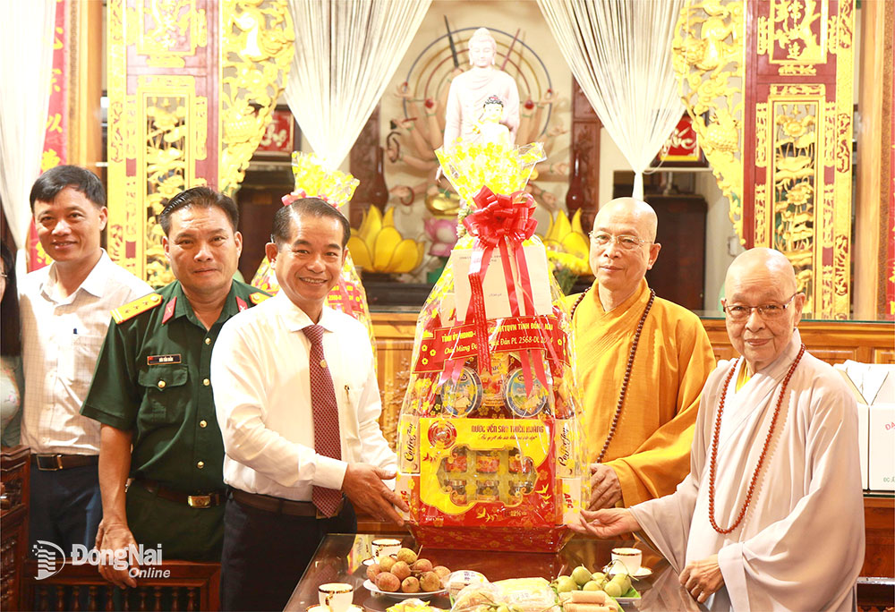 Chairman of the Provincial People's Council Thai Bao and the provincial delegation presented gifts to congratulate Venerable Thich Hue Khai and Venerable Thich Nu Hue Huong on Buddha's birthday at Long Thien pagoda. Photo: S. Thao