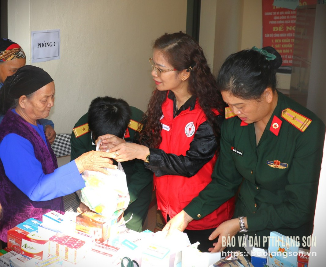 Les dirigeants de la Croix-Rouge provinciale distribuent des médicaments aux habitants du district de Binh Gia.