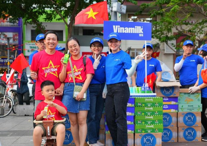Hơn 150.000 sản phẩm Vinamilk tiếp sức các lực lượng, người dân tham gia Đại lễ Kỷ niệm 50 năm Thống nhất đất nước- Ảnh 5.