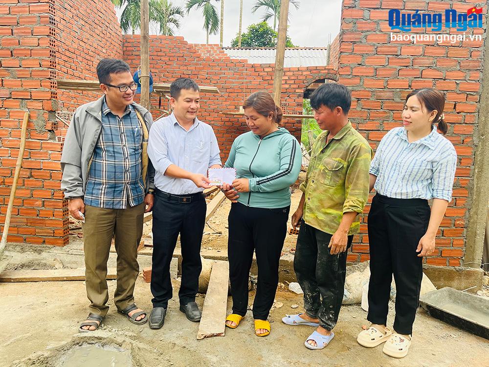 តំណាងសមាគមកសិករស្រុក Son Ha ប្រគល់ថវិកាជួយគ្រួសារក្រីក្រក្នុងការកសាងផ្ទះ។ 