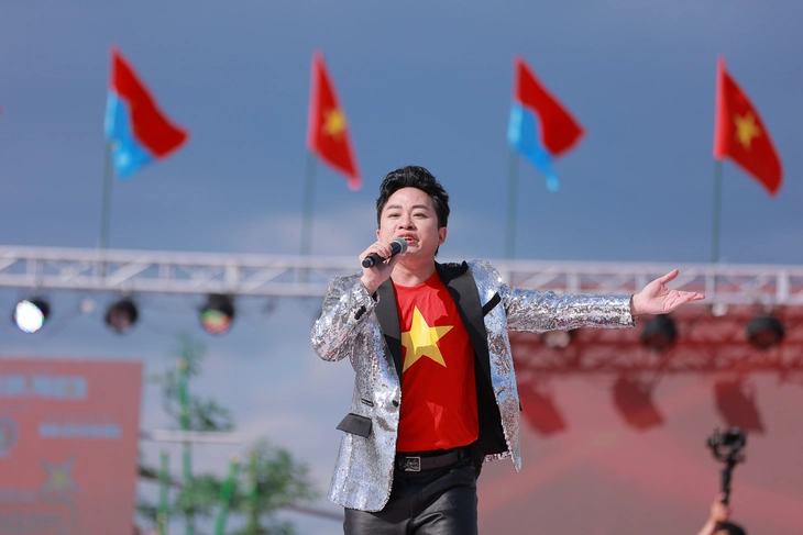 Khán giả đặt tay lên ngực trái, cùng Tùng Dương hát vang Quốc ca tại Nhật - Ảnh 2.