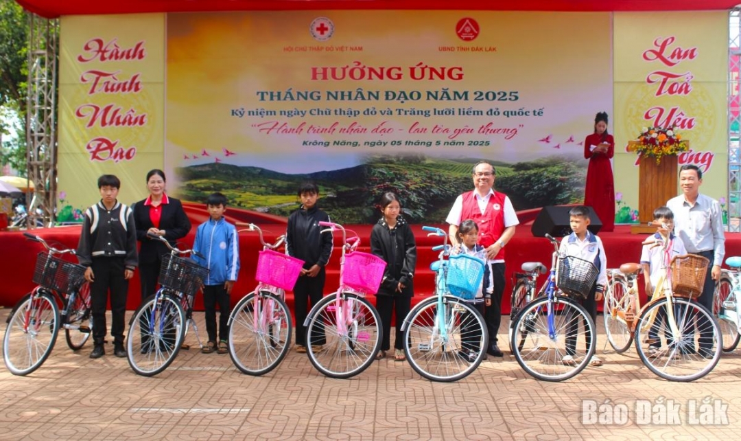 Disadvantaged students in Krong Nang district receive gifts at the program.