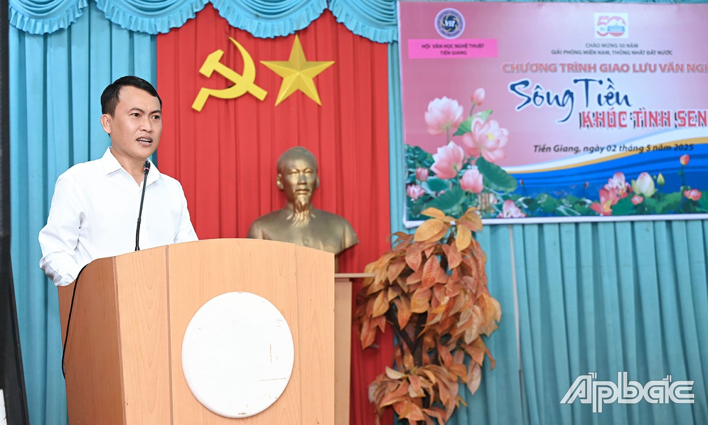 Poet Truong Trong Nghia, Chairman of the Provincial Literature and Arts Association, spoke at the exchange session.