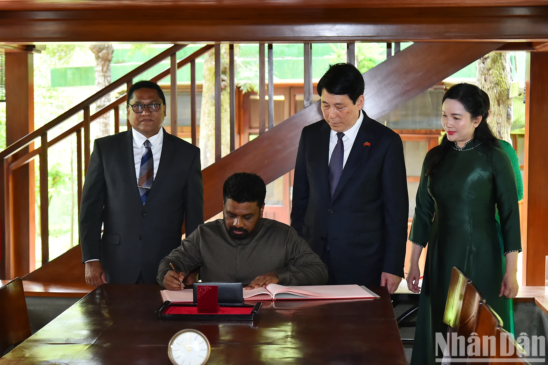 [Ảnh] Chủ tịch nước Lương Cường và Tổng thống Sri Lanka Anura Kumara Dissanayaka thăm Khu di tích Chủ tịch Hồ Chí Minh ảnh 6