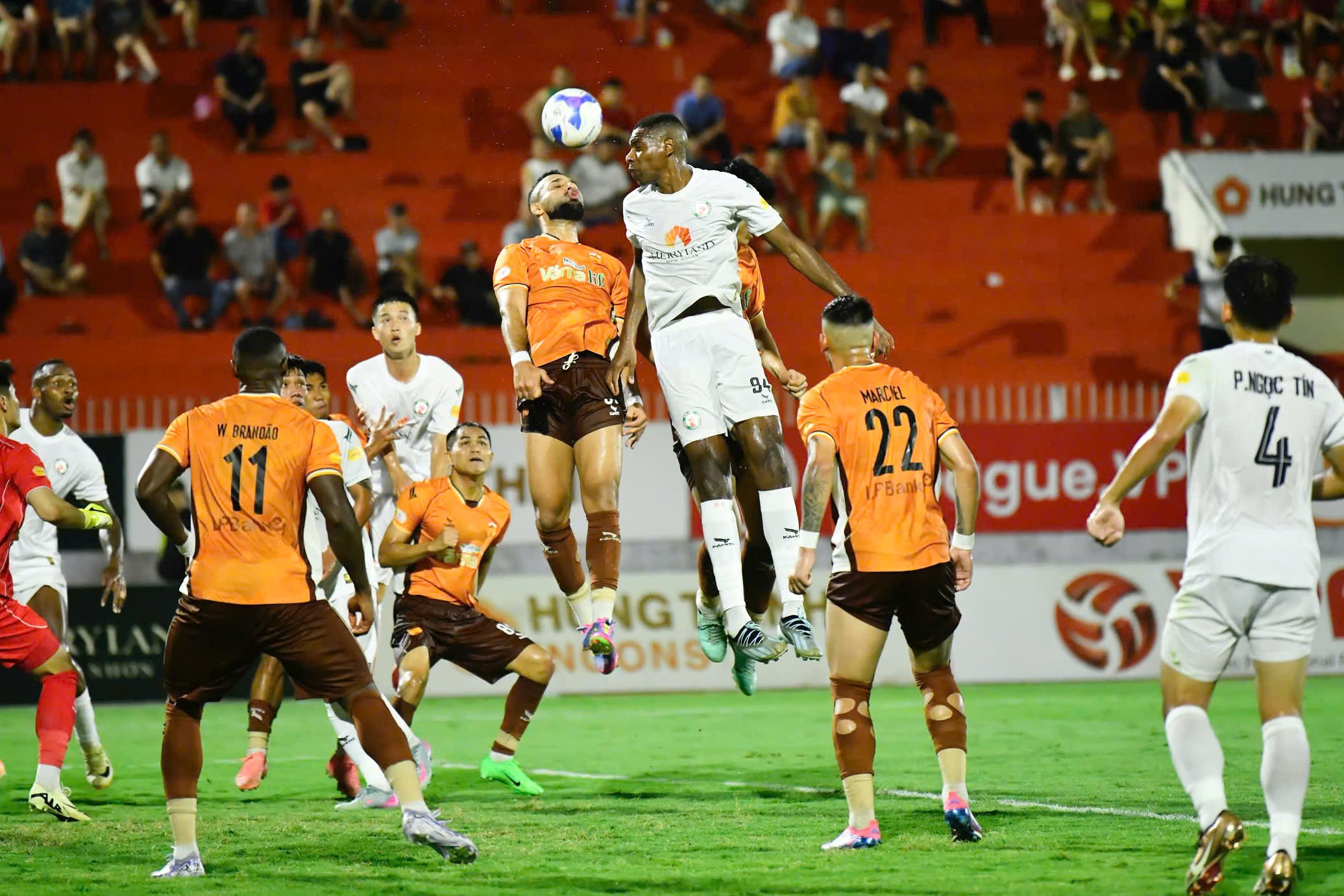 HAGL sáng cửa, Hải Phòng không còn nơm nớp: Nhưng cuộc chiến trụ hạng V-League vẫn dữ dội- Ảnh 3.