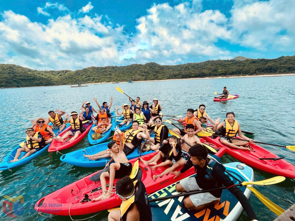 Tourists experience tourism services in Co To.