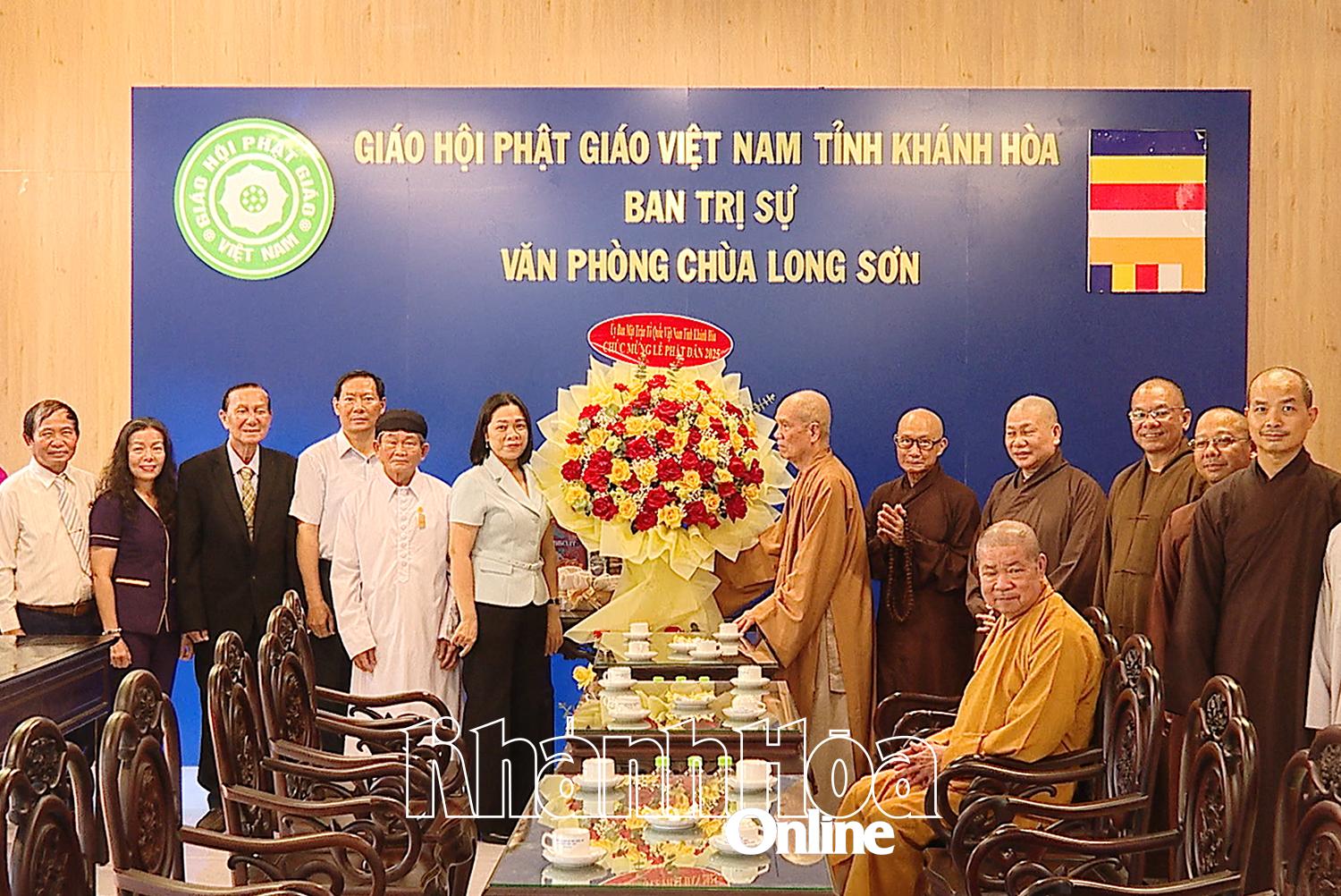 Bà Trần Thu Mai - Ủy viên Ban Thường vụ Tỉnh ủy tặng hoa chúc mừng Ban Trị sự Giáo hội Phật giáo tỉnh. Ảnh: NGUYỄN HIỀN

