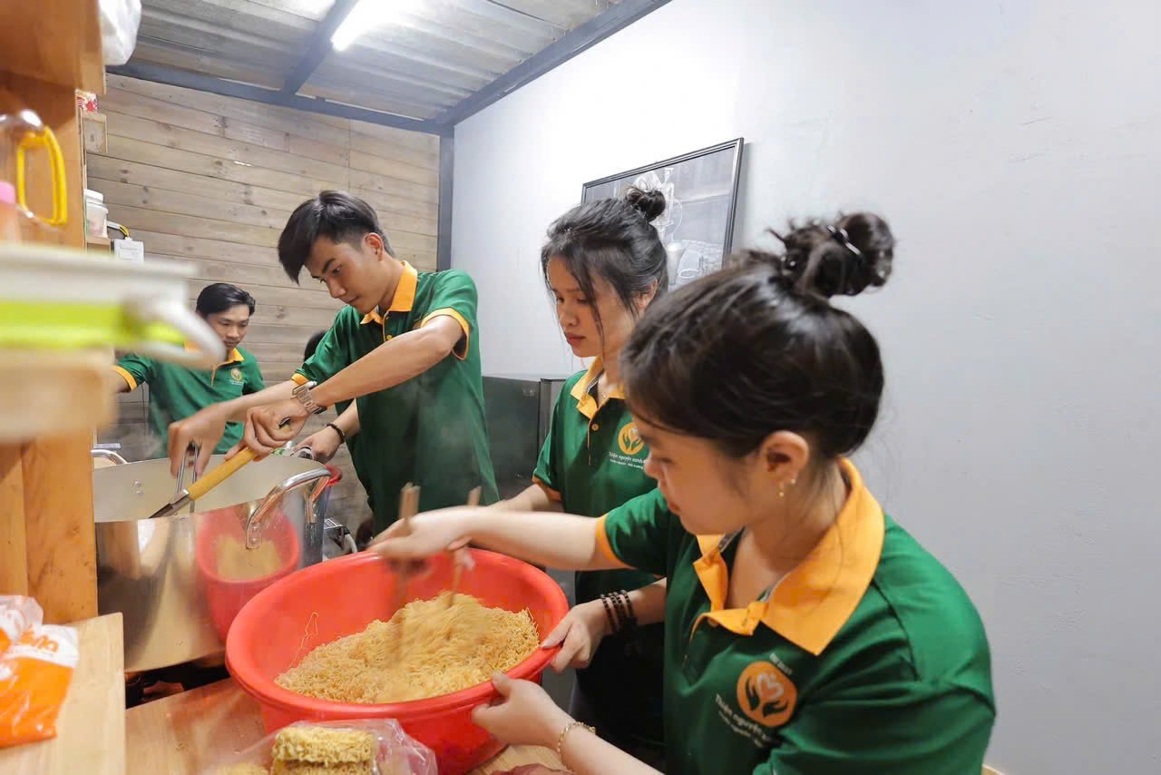 Chàng trai chia sẻ yêu thương qua những suất cơm đêm