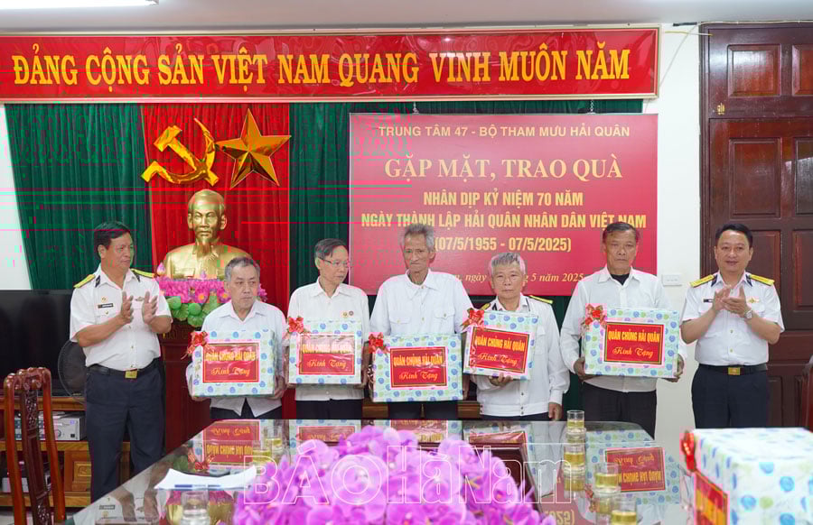 ប្រគល់អំណោយរបស់កងទ័ពជើងទឹកដល់គ្រួសារអតីតយុទ្ធជនកងទ័ពជើងទឹក។