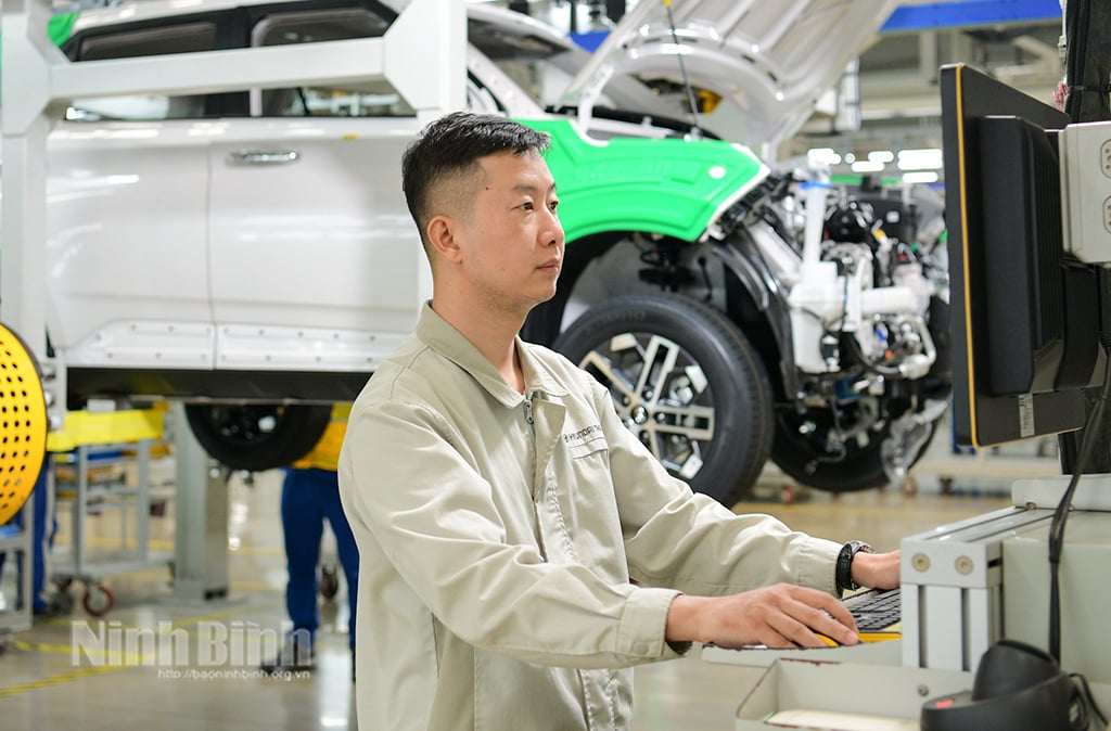 Инженер Фам Ван Нам из Hyundai Thanh Cong Vietnam Automobile Manufacturing Joint Stock Company управляет станком на производственной линии. Фото: Труонг Джанг