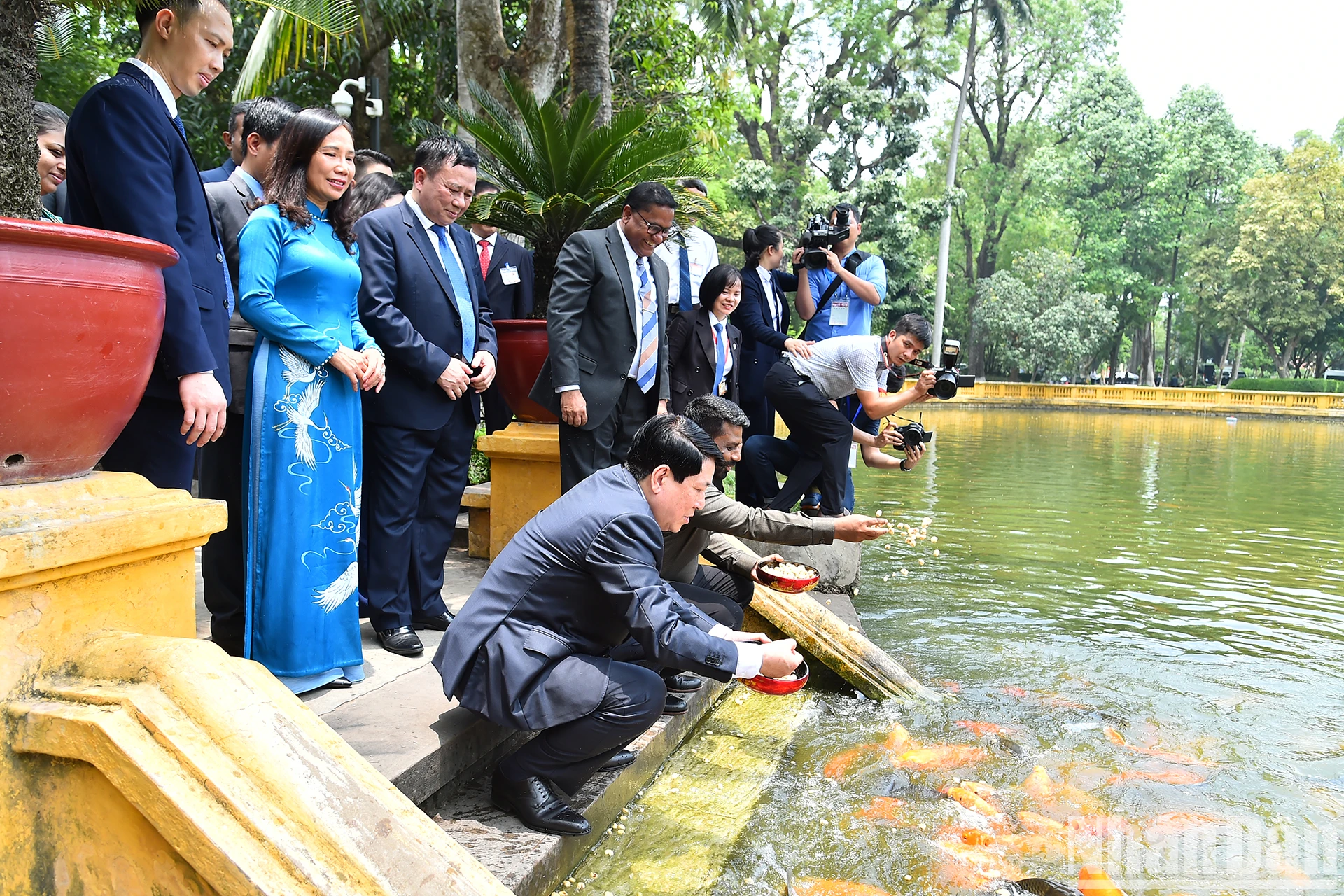 [Ảnh] Chủ tịch nước Lương Cường và Tổng thống Sri Lanka Anura Kumara Dissanayaka thăm Khu di tích Chủ tịch Hồ Chí Minh ảnh 9