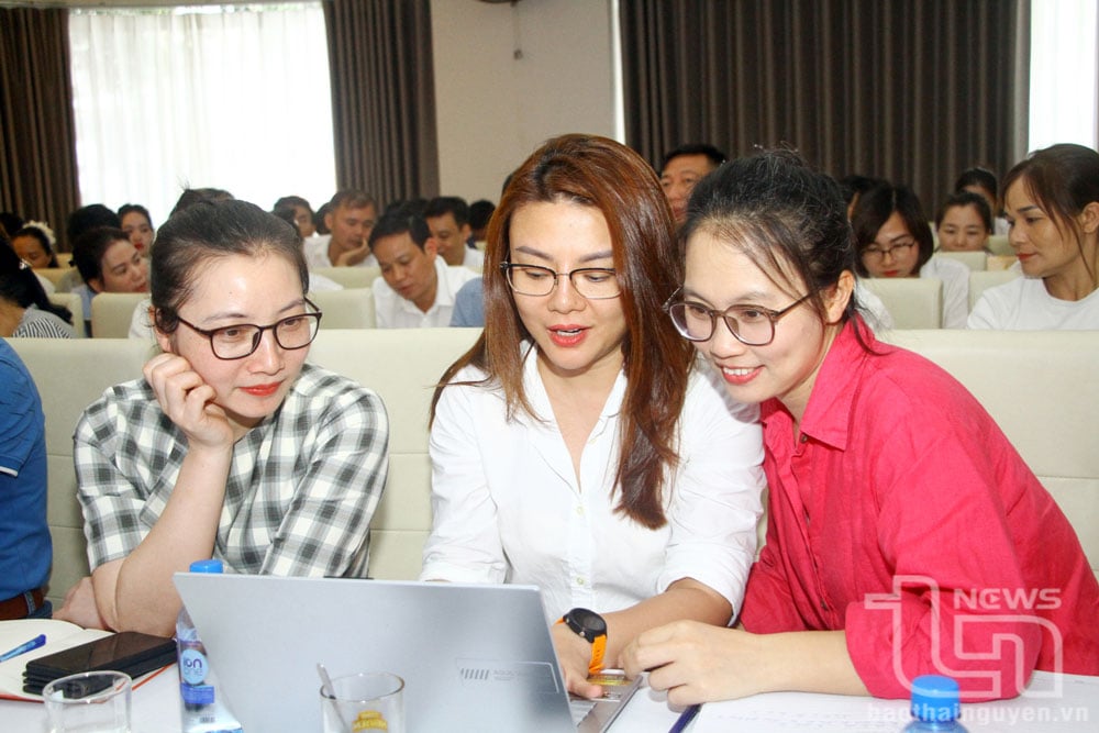 Các học viên thực hành một số phần mềm, ứng dụng trí tuệ nhân tạo trên máy tính xách tay.