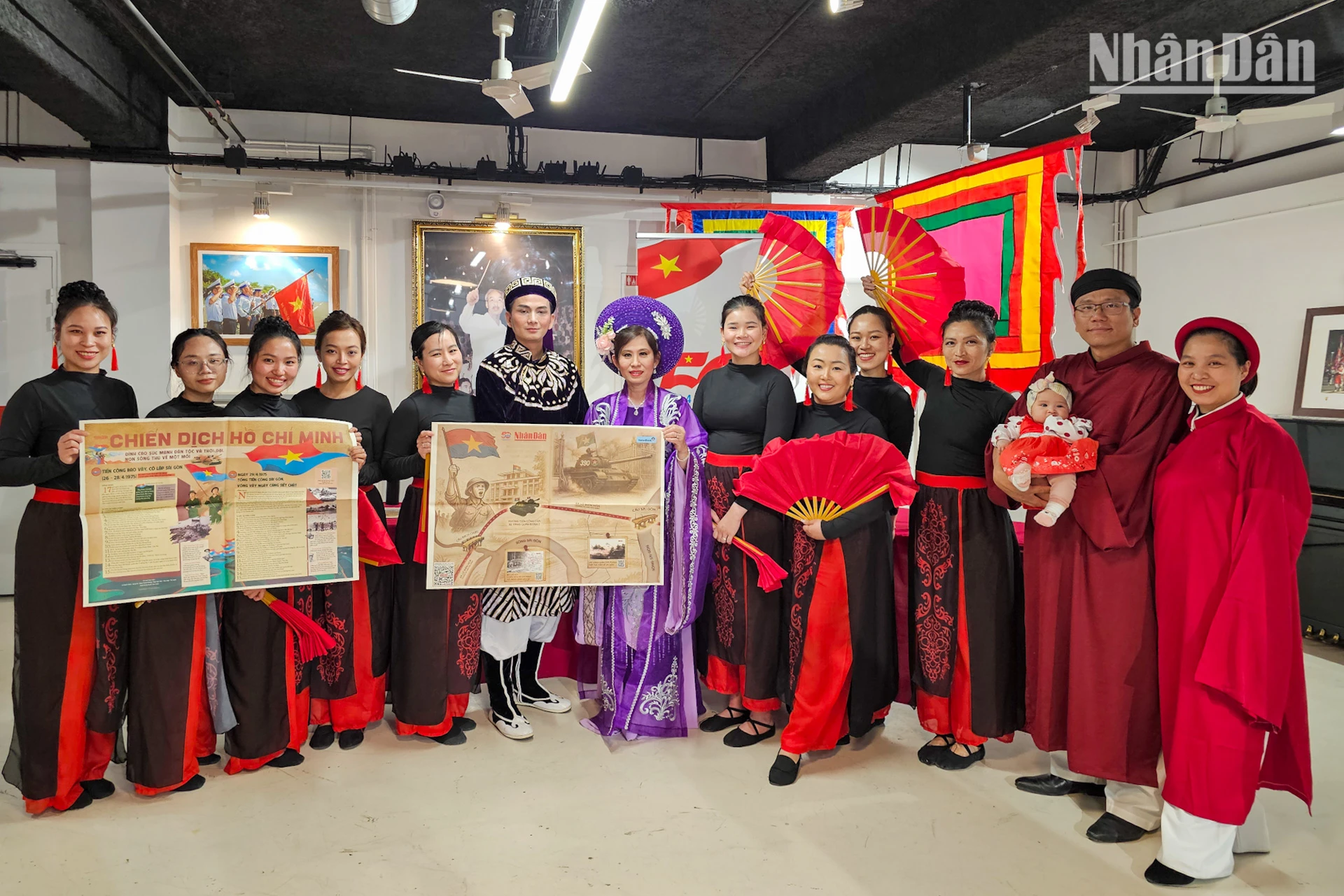 [Ảnh] Kiều bào tại Pháp ôn lại lịch sử qua phụ san đặc biệt kỷ niệm 50 năm thống nhất đất nước ảnh 16