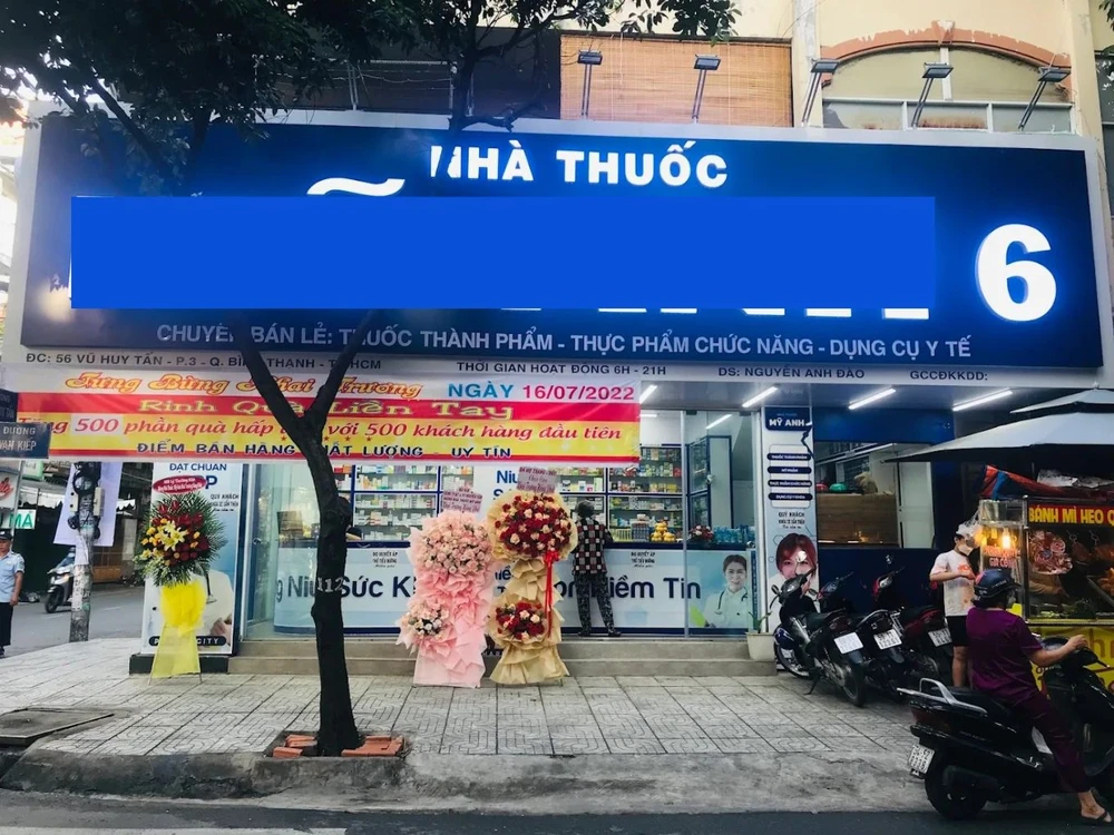 Một hộ kinh doanh nhà thuốc bị lực lượng chức năng phát hiện bán sữa giả
