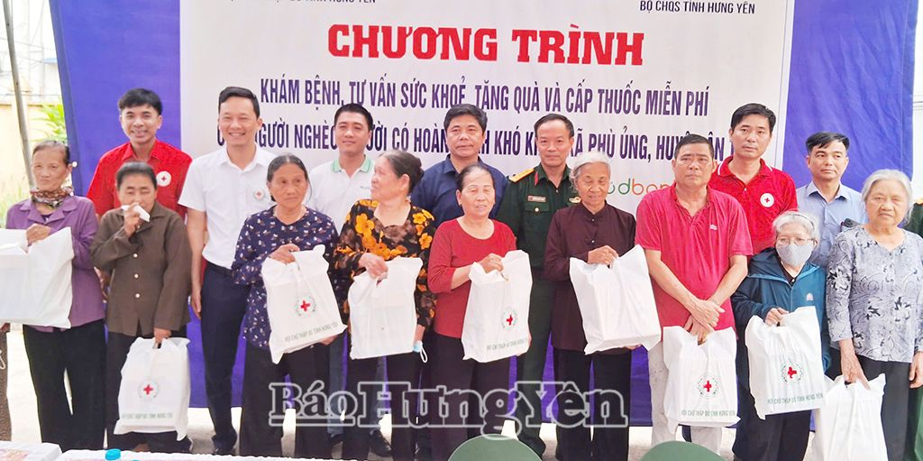 Tặng quà, cấp thuốc miễn phí gia đình người có công, người có hoàn cảnh khó khăn xã Phù Ủng