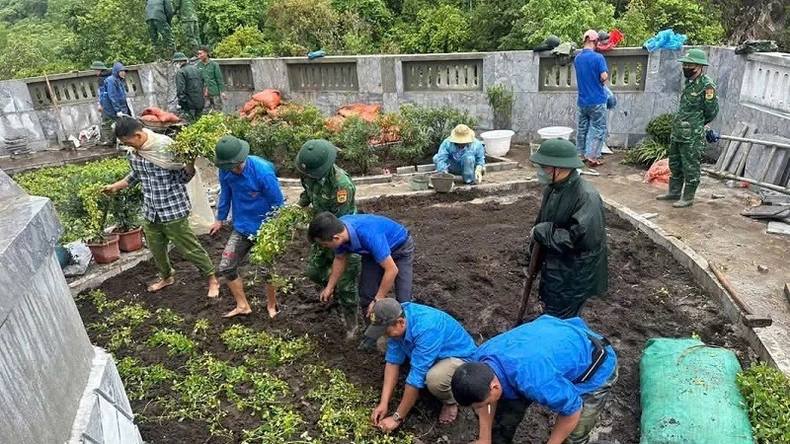 Tuổi trẻ xã biên giới Sín Thầu góp sức tạo cảnh quan quanh Cột cờ A Pa Chải ảnh 4