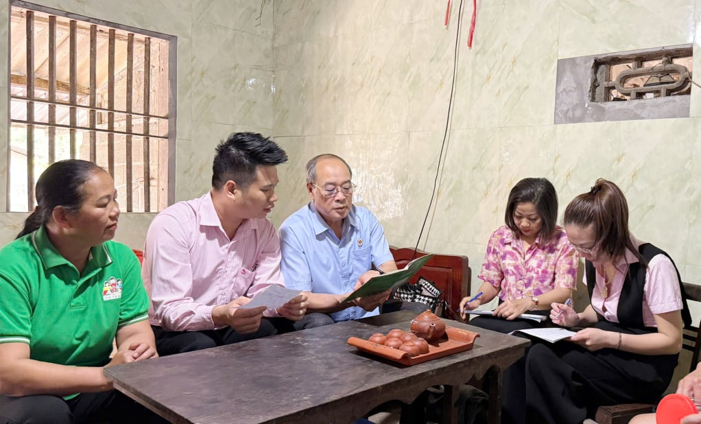 Đoàn kiểm tra, giám sát của Ban đại diện Hội đồng quản trị Ngân hàng Chính sách xã hội tỉnh kiểm tra Tổ tiết kiệm và vay vốn tại xã Thống Nhất. 
