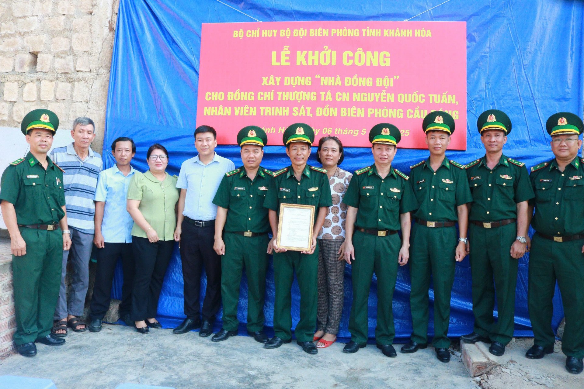 Lãnh đạo BĐBP tỉnh trao biểu trưng hỗ trợ cho gia đình Thượng tá chuyên nghiệp Nguyễn Quốc Tuấn

