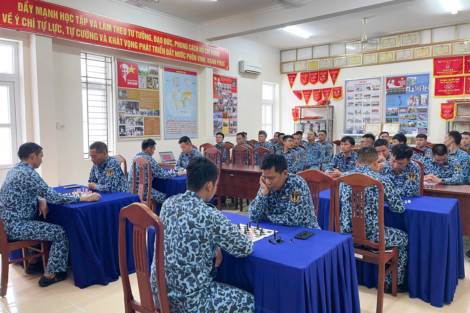 Các cán bộ, chiến sĩ thi đấu cờ vua.