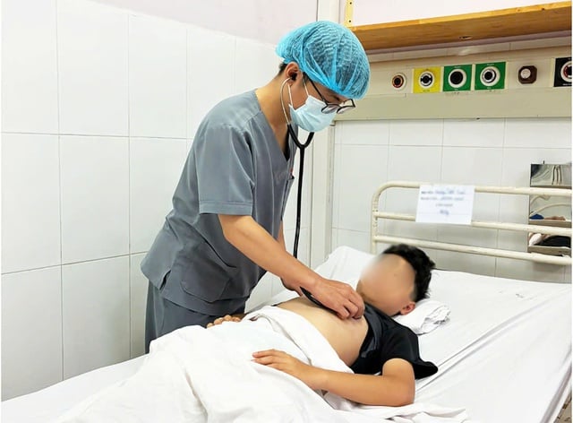 Sốt cao, đau đầu, ngủ gà, bệnh nhi bị viêm màng não mô cầu - Ảnh 1.