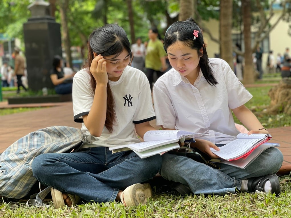 Vừa lo ôn thi, học sinh lớp 12 lại rối bời chọn trường xét tuyển - 1